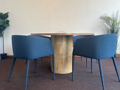 24.โต๊ะทานอาหารกลมไม้สน 4 ที่นั่ง แบรนด์ REDDIE พร้อมเก้าอี้อาร์มแชร์เบาะผ้าสีน้ำเงิน โครงขาเหล็ก