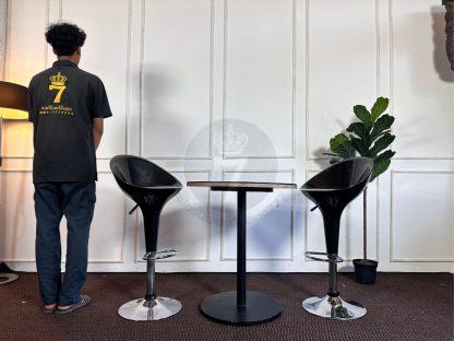 05.ชุดเก้าอี้บาร์ไฮกรอสสีดำ 2 ที่นั่ง โครงขาเหล็ก ปรับระดับความสูงได้ พร้อมโต๊ะกลางท็อปกระจกกลมสีดำโครงขาเหล็ก