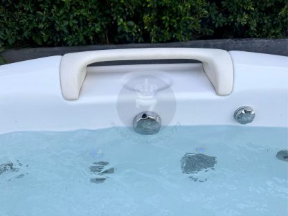 25.อ่างอาบน้ำระบบน้ำวนไฟเบอร์สีขาว โครงฐานเหล็ก แบรนด์ American Standard