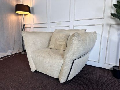 04.เก้าอี้อาร์มแชร์ เบาะผ้าถักไหมพรมสีครีม โครงขาสแตนเลสสีเงิน งานดีไซน์ แบรนด์ Mobella