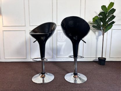 05.ชุดเก้าอี้บาร์ไฮกรอสสีดำ 2 ที่นั่ง โครงขาเหล็ก ปรับระดับความสูงได้ พร้อมโต๊ะกลางท็อปกระจกกลมสีดำโครงขาเหล็ก