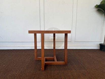 01.ชุดคอฟฟี่เทเบิ้ลเก้าอี้เบาะผ้าสีน้ำเงินโครงขาไม้ พร้อมโต๊ะกลางท็อปไม้ งานดีไซน์