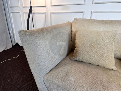 04.เก้าอี้อาร์มแชร์ เบาะผ้าถักไหมพรมสีครีม โครงขาสแตนเลสสีเงิน งานดีไซน์ แบรนด์ Mobella