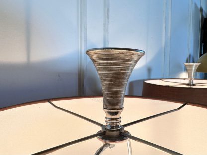 05.โคมไฟตั้งโต๊ะ ฐานเหล็กขาเซรามิกประดับอะคริลิก โป๊ะสีน้ำตาล