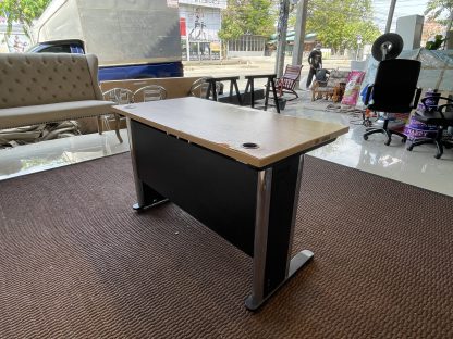 โต๊ะทำงาน 2 ลิ้นชัก ท็อปไม้ MDF สีบีชลายไม้ โครงขาเหล็ก