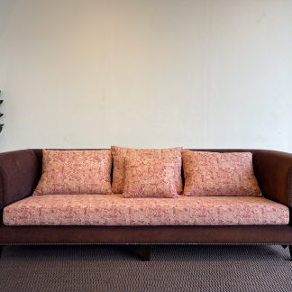 โซฟา 3 ที่นั่ง เบาะผ้าสีชมพูลายดอกไม้ ตัวโครงหุ้มผ้าสีน้ำตาล