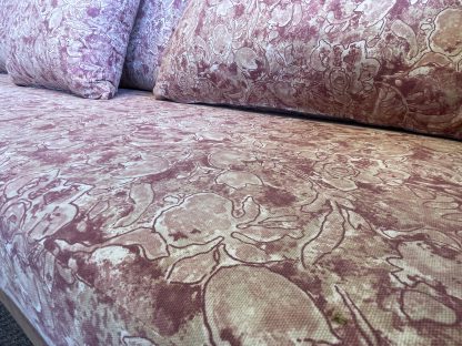 โซฟา 3 ที่นั่ง เบาะผ้าสีชมพูลายดอกไม้ ตัวโครงหุ้มผ้าสีน้ำตาล