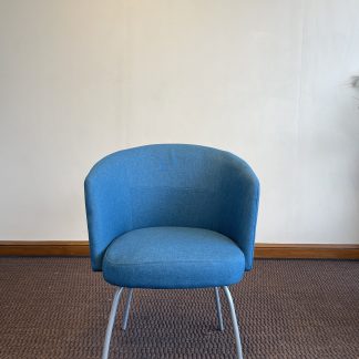 เก้าอี้ม้านั่งยาวไม้จริง สีน้ำตาลเคลือบเงา ลายไม้ธรรมชาติ