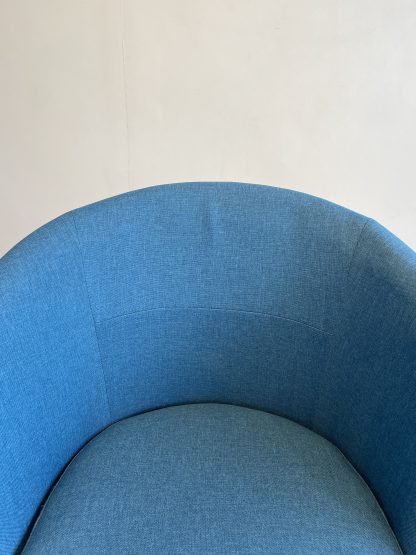 เก้าอี้ เบาะผ้าสีน้ำเงิน พนักพิงหลังโอบรับตัว โครงขาเหล็ก