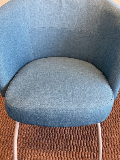 เก้าอี้ เบาะผ้าสีน้ำเงิน พนักพิงหลังโอบรับตัว โครงขาเหล็ก