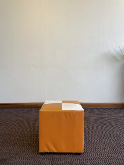 สตูลลูกเต๋า หุ้มหนังเทียมสีส้ม-ขาว โครงไม้ขาเหล็ก