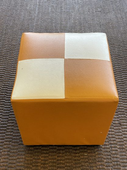 สตูลลูกเต๋า หุ้มหนังเทียมสีส้ม-ขาว โครงไม้ขาเหล็ก