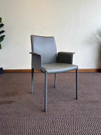 เก้าอี้อาร์มแชร์ เบาะหนังเทียมสีเทา โครงไม้ MDF สีดำ