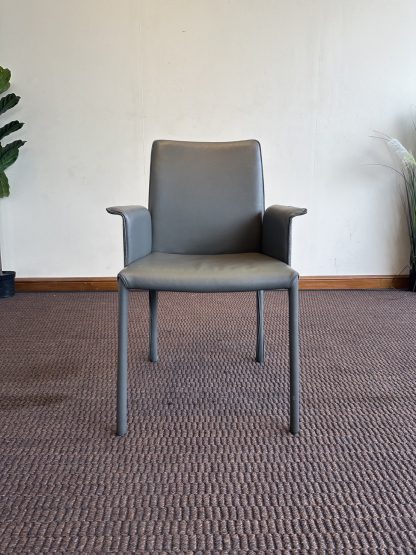 เก้าอี้อาร์มแชร์ เบาะหนังเทียมสีเทา โครงไม้ MDF สีดำ