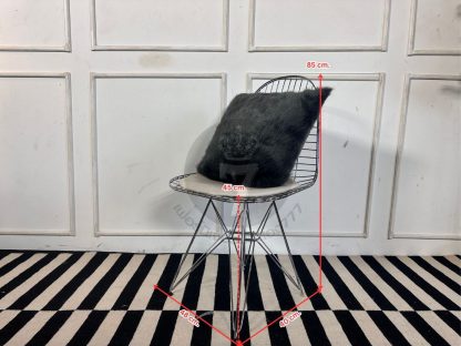 07.เก้าอี้เหล็กสีเงิน เบาะหนัง PU สีขาว งานดีไซน์ พร้อมหมอนอิงขนเฟอร์ยาวสีเทาเข้ม
