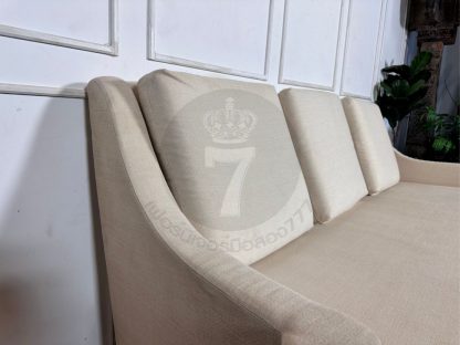 21.โซฟา 3 ที่นั่ง เบาะผ้าสีครีม โครงขาไม้กลึง
