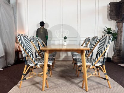 32.ชุดโต๊ะทานอาหารไม้สน 6 ที่นั่ง แบรนด์ APINA MOBLER พร้อมเก้าอี้โครงหวายดัด พนักพิงและที่นั่งหวายสานสีเขียวสลับขาว