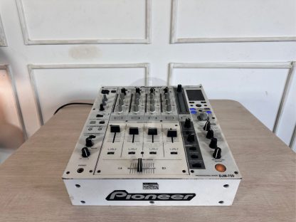10.Pioneer DJ Mixer รุ่น DJM-750-K