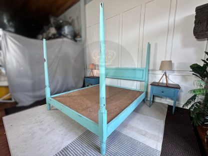 27.เตียงเสาไม้สัก 6 ฟุต สีฟ้าน้ำทะเล งานสีทำเก่า พร้อมตู้ข้างเตียงไม้สัก 1 ลิ้นชัก 2 ใบ