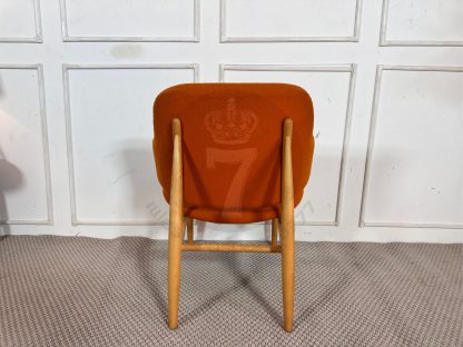 01.เก้าอี้อาร์มแชร์เบาะผ้าสีส้ม โครงขาไม้สน สไตล์มินิมอล