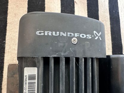 30.ปั๊มน้ำ แบรนด์ GRUNDFOS X 1 คู่ พร้อมฐานวางปั๊มน้ำเหล็ก