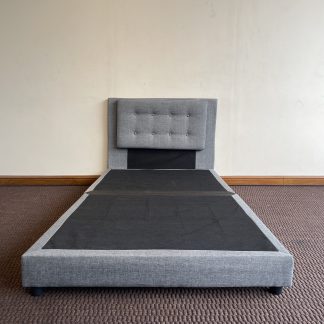 เตียง 3.5 ฟุต หุ้มผ้าสีเทา หัวเตียงดึงดุม โครงไม้ขาพลาสติกสีดำ