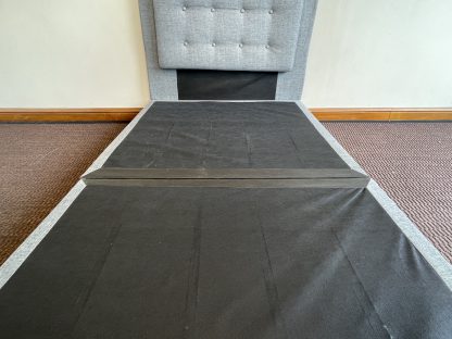 เตียง 3.5 ฟุต หุ้มผ้าสีเทา หัวเตียงดึงดุม โครงไม้ขาพลาสติกสีดำ