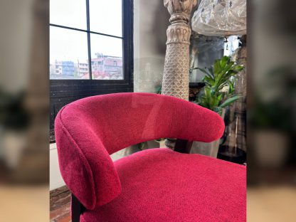 08 เก้าอี้บาร์เบาะผ้าสีแดง โครงขาไม้ ที่พักเท้าสแตนเลส