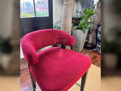 08 เก้าอี้บาร์เบาะผ้าสีแดง โครงขาไม้ ที่พักเท้าสแตนเลส