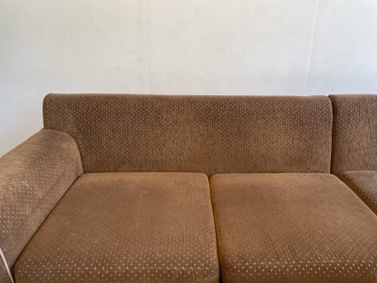 โซฟาแอล 3 ที่นั่ง เบาะผ้าสีน้ำตาล ขาไม้จริง พร้อมหมอนอิง 4 ใบ