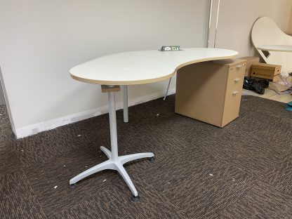 ชุดโต๊ะทำงาน ท็อปทรงดีไซน์ไม้ MDF สีขาว โครงขาเหล็กสีเทา