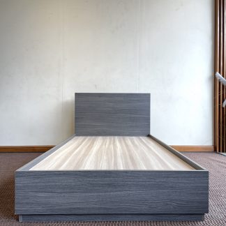 เตียง 3.5 ฟุต โครงไม้ MDF สีเทา แผ่นรองเตียง 2 แผ่น