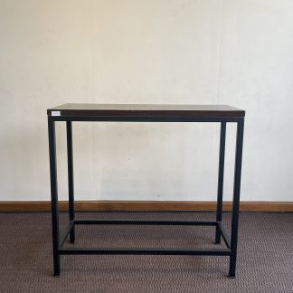 โต๊ะบาร์เล็ก ท็อปไม้จริง สีน้ำตาลแดงลายไม้ โครงขาเหล็ก สีดำ