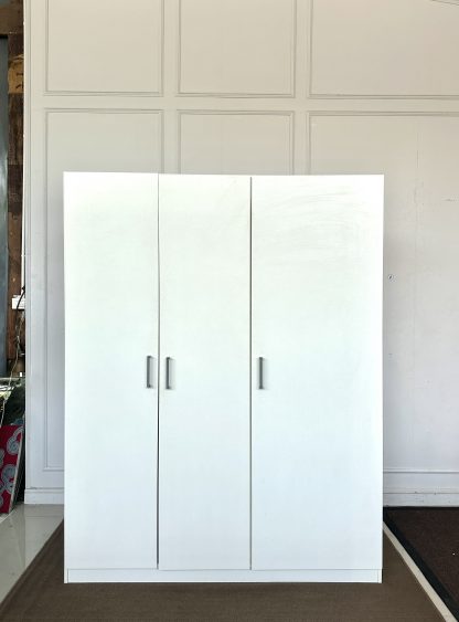 ตู้เสื้อผ้า ไม้ MDF สีขาว 3 บานเปิด พร้อมมือจับ แบรนด์ IKEA