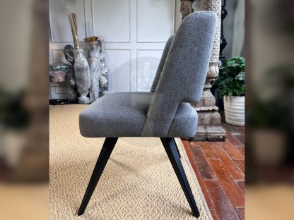 04 เก้าอี้เบาะผ้าสีเทา โครงขาไม้เหลี่ยมสีดำ งานดีไซน์