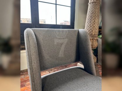 04 เก้าอี้เบาะผ้าสีเทา โครงขาไม้เหลี่ยมสีดำ งานดีไซน์
