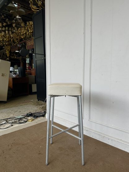 เก้าอี้บาร์ เบาะหนังเทียม สีขาว โครงขาเหล็ก แบรนด์ Fergie