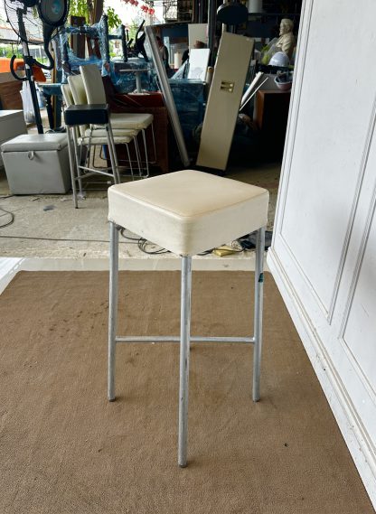 เก้าอี้บาร์ เบาะหนังเทียม สีขาว โครงขาเหล็ก แบรนด์ Fergie