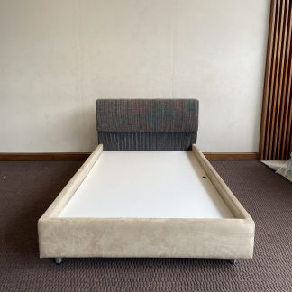 เตียง 5 ฟุต หุ้มผ้าสีน้ำตาล ขาเหล็ก พร้อมแผ่นรองเตียงไม้อัด 3 แผ่น