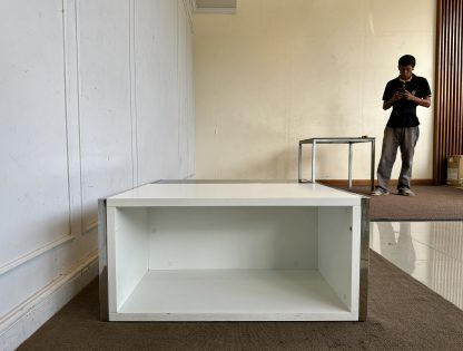 โต๊ะกลางท็อปกระจก ไม้ MDF สีขาว โครงเหล็ก