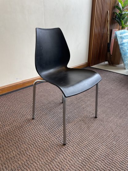 เก้าอี้ โครงเบาะพลาสติก สีดำ แบรนด์ Fergie ขาเหล็ก