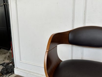 เก้าอี้อาร์มแชร์ เบาะหนังเทียมสีกรม พนักพิงหลังโค้ง โครงไม้จริง