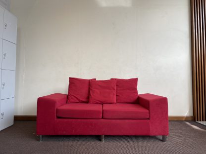 โซฟา 2 ที่นั่ง เบาะผ้าสีเเดง พร้อมหมอนอิง 3 ใบ โครงขาเหล็ก