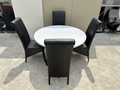 ชุดโต๊ะทานอาหาร 4 ที่นั่ง ท็อปไม้ MDF สีขาว พร้อมเก้าอี้ เบาะหนังเทียม สีดำ