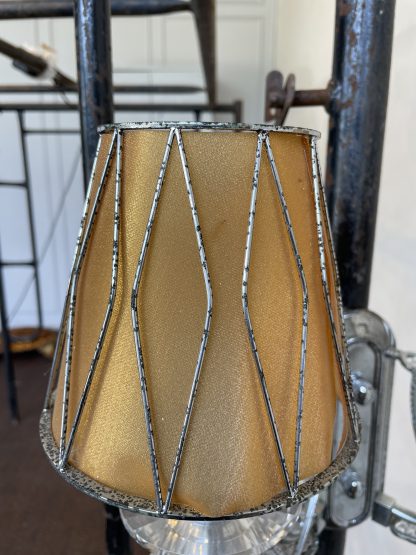 โคมไฟแขวนผนัง โป๊ะผ้าสีทอง โครงเหล็กประดับลูกปัดใส