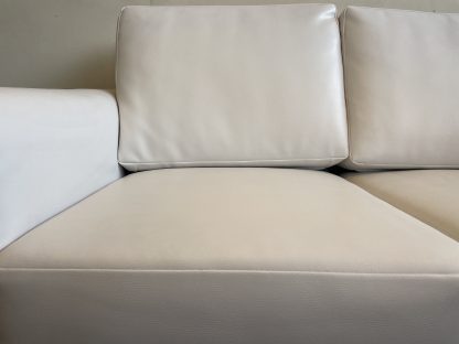โซฟา 2 ที่นั่ง เบาะหนังเทียม สีขาว โครงขาเหล็ก