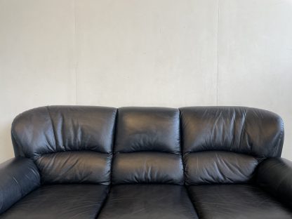 โซฟา 3 ที่นั่ง เบาะหนังเทียม สีดำ โครงขาพลาสติก สีดำ