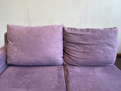 โซฟา 2 ที่นั่ง เบาะผ้ากำมะหยี่สีม่วง หมอนพิงหลัง 2 ใบ