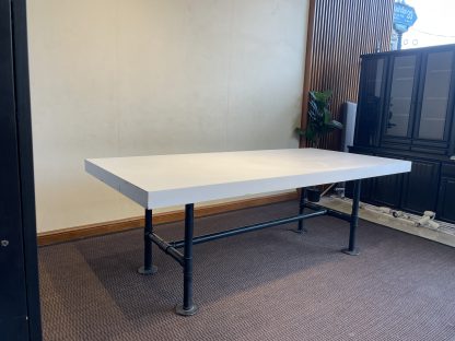 โต๊ะประชุม ท็อปไม้ MDF สีขาว โครงขาเหล็กสีดำ