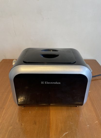 เครื่องปิ้งขนมปัง 2 ช่อง แบรนด์ Electrolux รุ่น ETS-3100 สีดำ